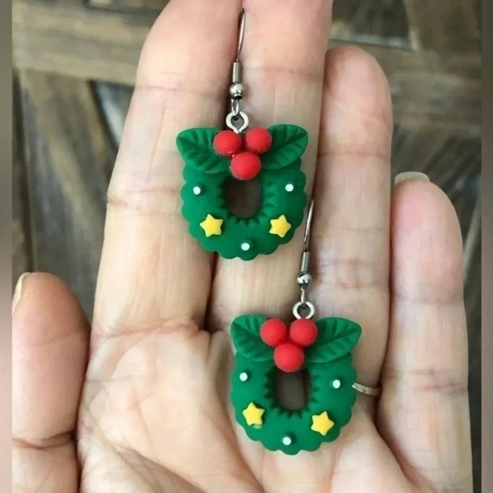 Festive Christmas Wreath Handmade Clay Polymer Drop Earrings NWT